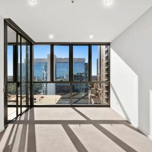 Luxury One Bedroom Plus Study Apartment - Photo 3