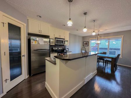 Family Living In Evanston – Steps From Schools, Parks & Shopping Double Garage - Photo 5