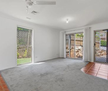 “Stunning Townhome | Gorgeous Rear Entertaining | Air Con” - Photo 2