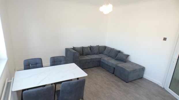 3 bedroom flat to rent - Photo 1