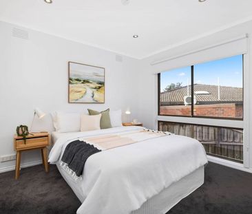 SPACIOUS 2 BEDROOM UNITWITH DOUBLE LOCK UP GARAGE - Photo 4