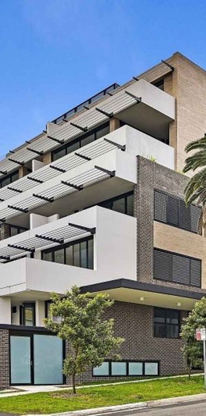 Ultra-Modern spacious 1 bedroom apartment with parking - Photo 1