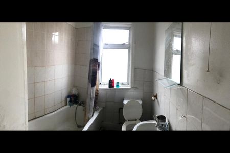 Room in a Shared House, Southend Road, E6 - Photo 5