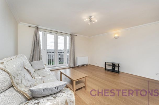 2 bedroom flat in London - Photo 1