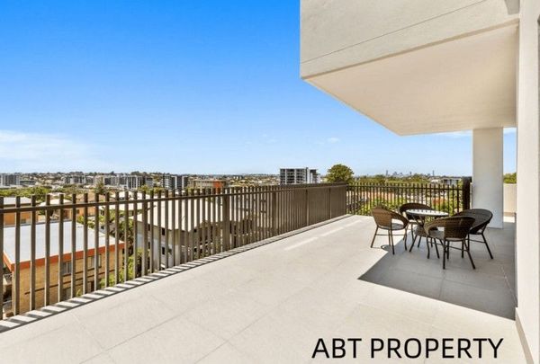 Come Home To Something Special In This Apartment With A Huge Balcony. Unbeatable Location - Walk To Transport And Shops - Photo 1