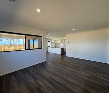 Stunning Designer Home in Deanside’s Sought-After Kingsford Estate! - Photo 4