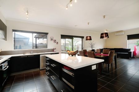 10 Albatross Drive, Pakenham VIC 3810 - House For Rent | Domain - Photo 4