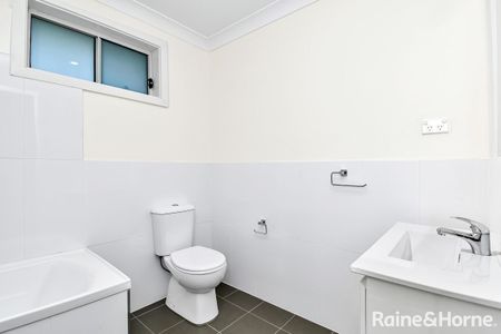 Modern Three Bedroom Town House - Photo 3