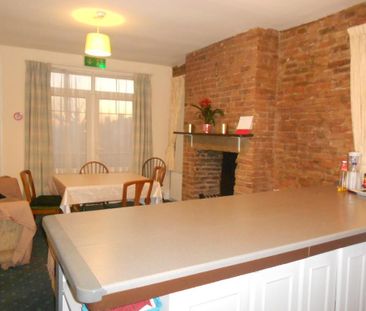 1 bedroom in a house share to rent - Photo 2