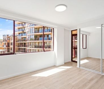 Stylish Renovated Apartment with Wrap-Around Balcony - Photo 5