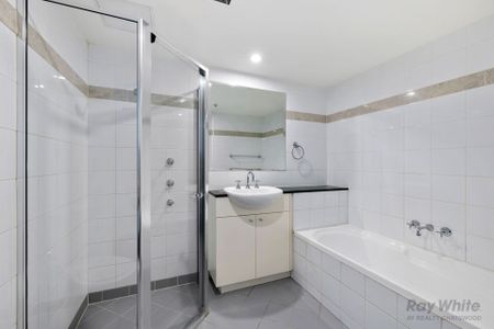 Conveniently Located 2 Bedroom Unit With Carspace - Photo 2