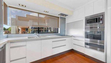 4 BEDROOM - 2 BATHROOM - SINGLE LEVEL - GARAGE - Photo 2