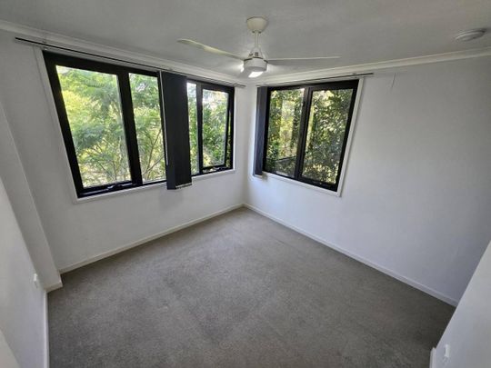 Modern Airconditioned Two Bedroom Two Bathroom Spacious Unit - Photo 1