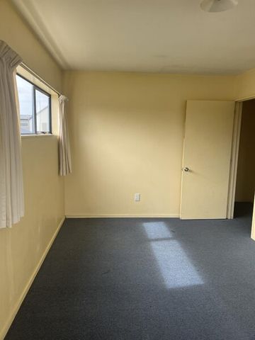 RICCARTON- 6 BEDROOM, 2 BATHROOM, REAR TOWNHOUSE, HEAT PUMP - Photo 3