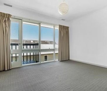 Two Bedroom Townhouse With Courtyard - Photo 5