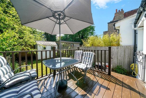4 bedroom terraced house to rent - Photo 1