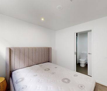 Stylish and Convenient 2-Bedroom Apartment for Rent in Essendon - Photo 1