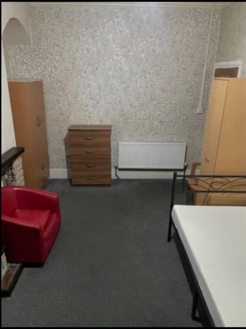 1 bedroom in a house share to rent - Photo 2