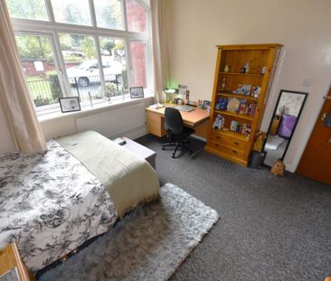 3 bedroom Flat in Wood Lane, Leeds - Photo 3