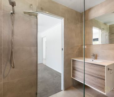 1 Calder Cres, Helensvale QLD 4212 - House For Rent | Domain - Photo 4