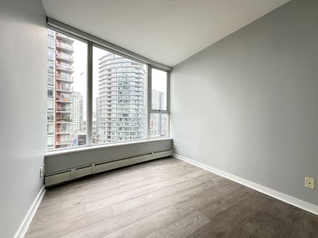 Bright 2 Bed High Rise Condo With False Creek Views - Photo 2