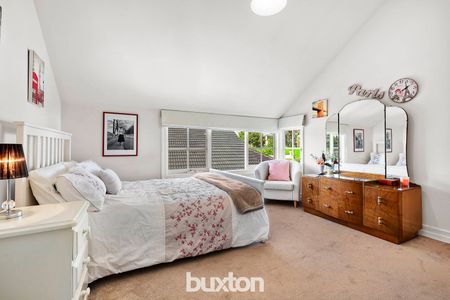 4 BEDROOM FAMILY CLASSIC HOME WITH POOL AND GENERAL GARDEN MAINTENANCE INCLUDED! - Photo 4