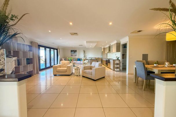 Fully Furnished Family Home - Photo 1