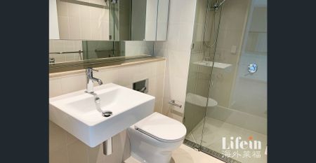 One Bedroom Apartment with Beautiful Docklands View - Photo 3