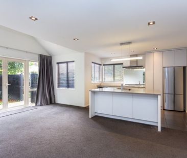 Executive 4 bedroom pet friendly home! - Photo 4