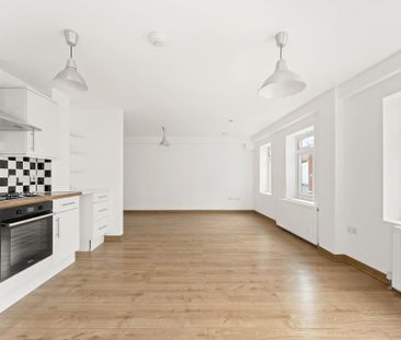 3 bedroom flat to rent - Photo 4