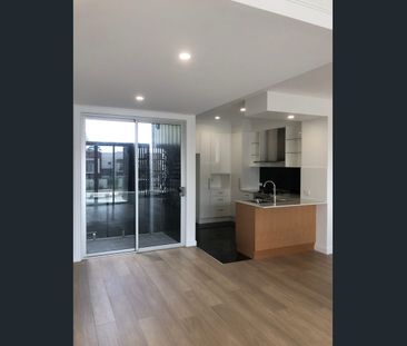 LOCATION, LOCATION, LOCATION, 3BR, 3 BATHROOMS, 2 CARPARKS - Photo 3