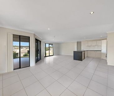 Modern 4 Bedroom Family Home with Air Conditioning and Outdoor Ente... - Photo 1