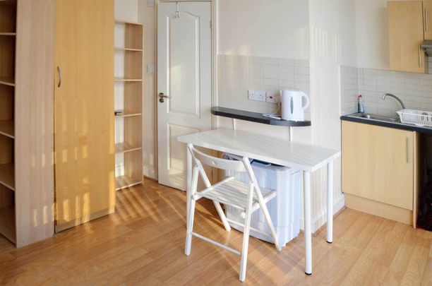 Price £900 pcm - Available 14/05/2026 - Furnished - Photo 1