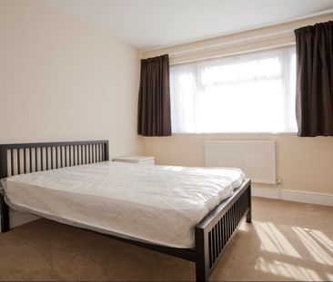 Room in a Shared House, Mulberry Way, IG6 - Photo 5