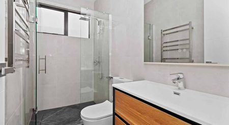 Spacious 5-Bedroom Home in New Lynn - Photo 5