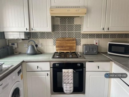 2 bedroom semi-detached house to rent - Photo 5