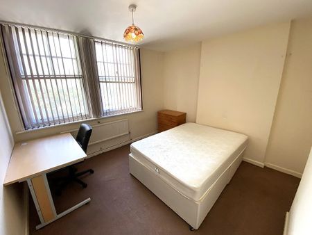 4 bedroom flat to rent - Photo 3