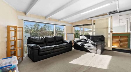 Spacious Family Living in Prime Opaheke - Photo 2