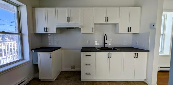 Immeuble - 548-558 King Est Appartement 4 ½ Rue King Est - Fraîchement Rénové - Photo 2