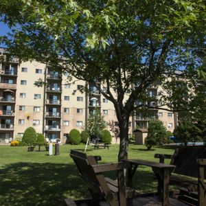 3 1/2 Charlesbourg - Piscine - jardins - juillet - Photo 2