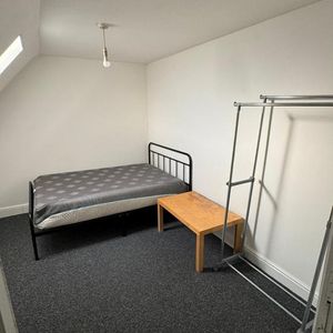 1 bedroom in a flat share to rent - Photo 2