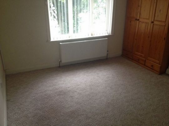 3 Bed - Dalmeny Avenue, Crosland Moor, Huddersfield - Photo 1