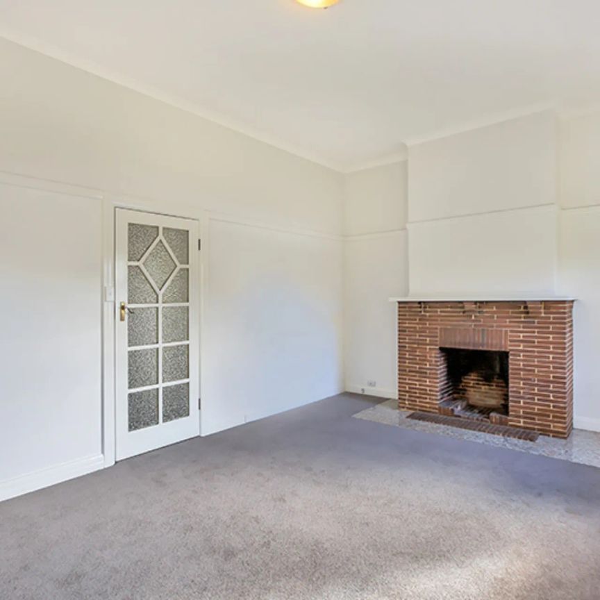 Bright and Spacious Art Deco Style Apartment with Stunning Natural Light & Courtyard - Photo 1