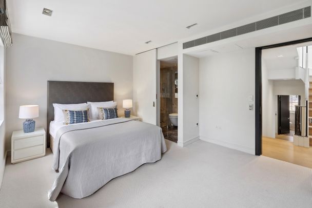 Recently renovated two-bedroom apartment in Knightsbridge - Photo 1