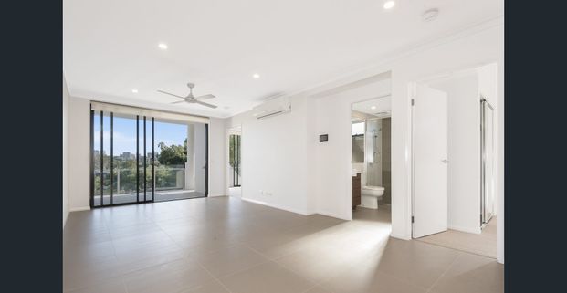 Luxurious Living Unveiled: Charlton Residences - Your Gateway to Elevated Comfort in Windsor - Photo 1