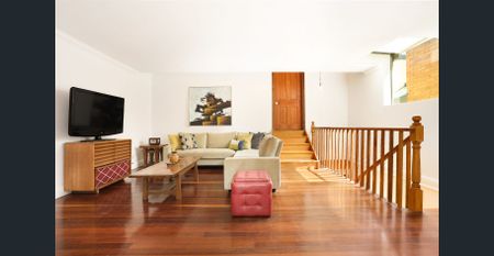 Size, light and position in a two-level brick home - Photo 2