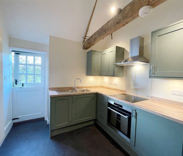 A delightful cottage in heart of the West Dean Estate with artist/m... - Photo 4