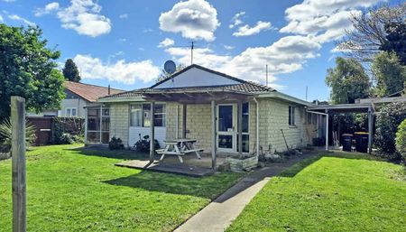 Three Bedrooms in Riccarton - Photo 5