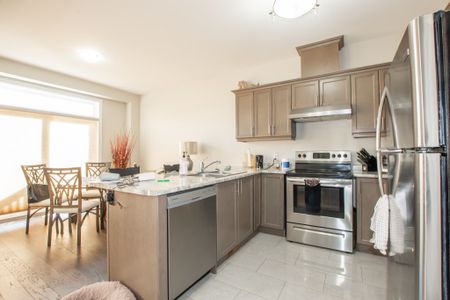 **STUNNING** 3 Bedroom Townhouse in St. Catharines!! - Photo 2