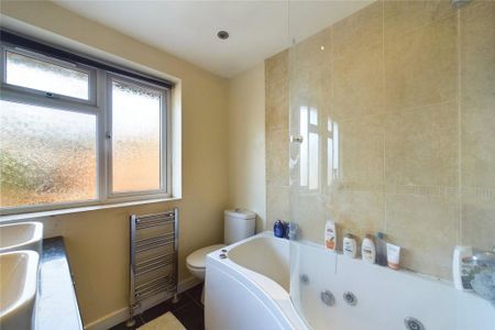 1 bedroom in a house share to rent - Photo 4